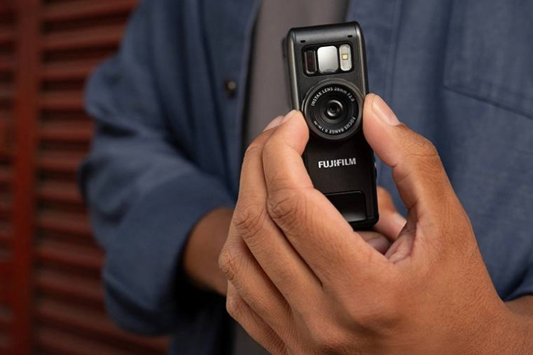 Гибридная камера моментальной печати FUJIFILM instax mini EVO Cinema